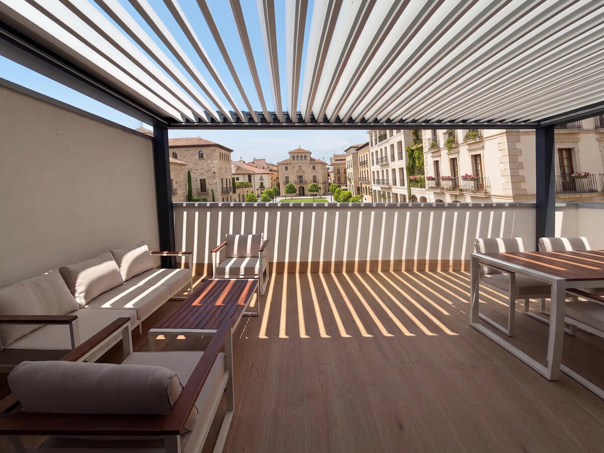 Pérgola CERCA en la terraza de un ático, con vistas a la ciudad, a mediodía