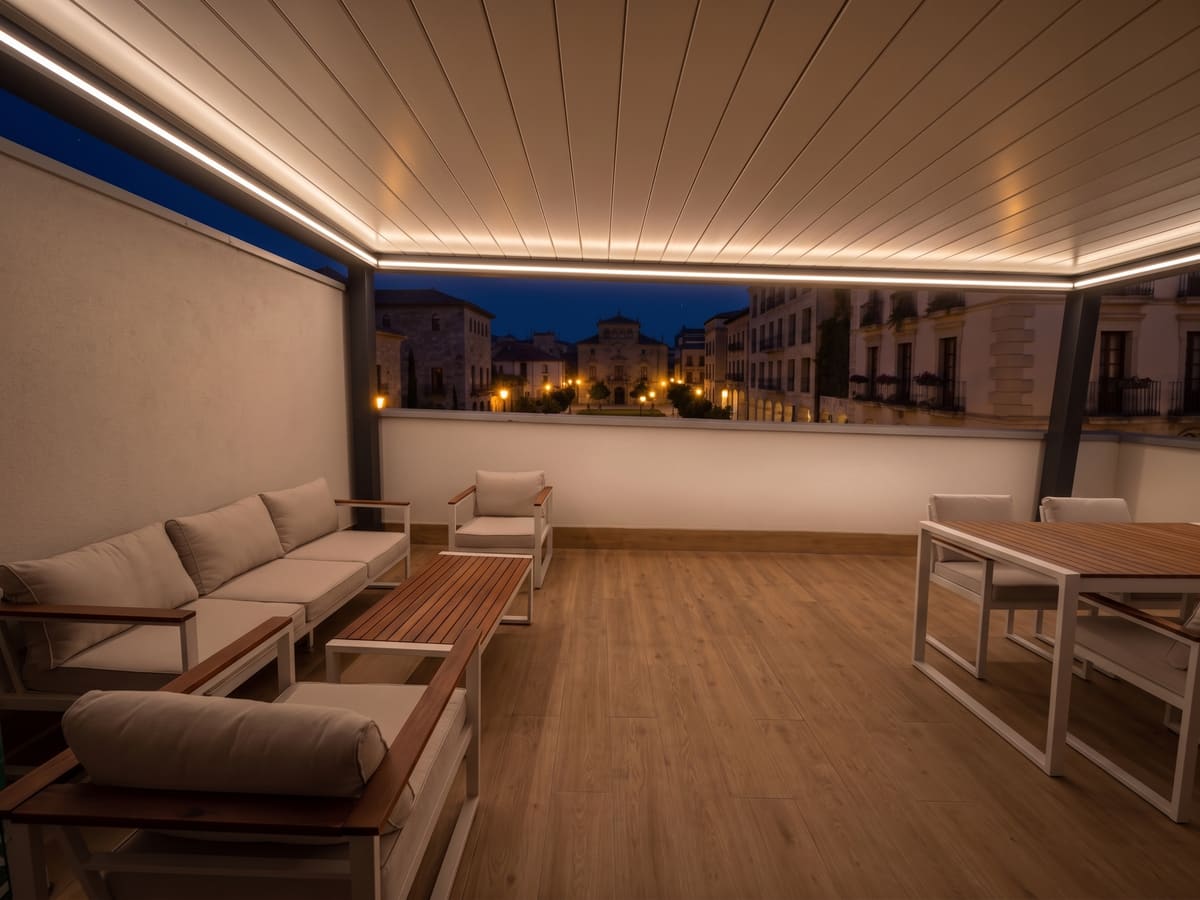 Pérgola CERCA en la terraza de un ático, de noche, con la iluminación LED encendida