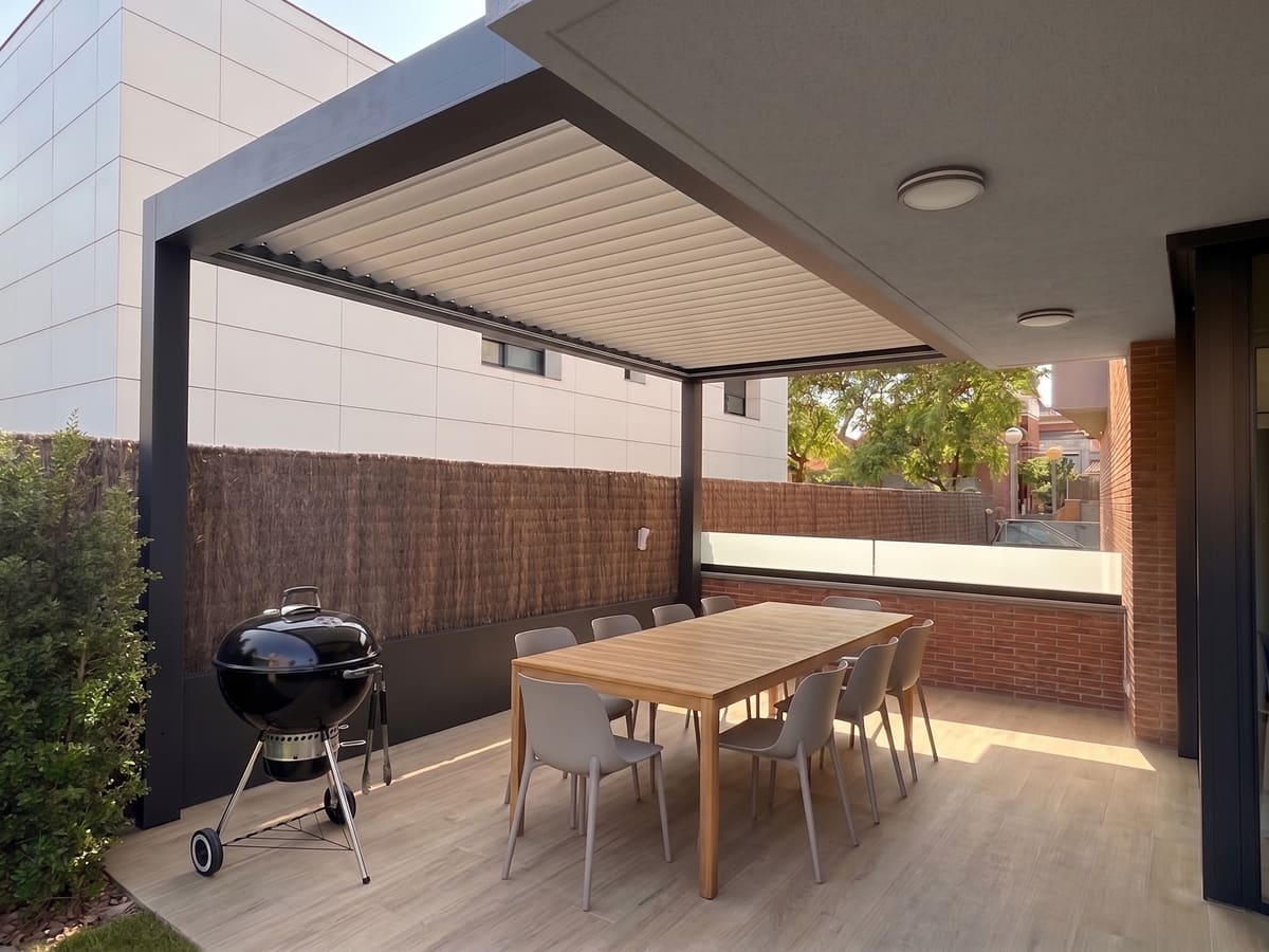 Pérgola bioclimática CERCA con las lamas orientables abiertas sobre una terraza, el mismo producto que explicamos en esta página