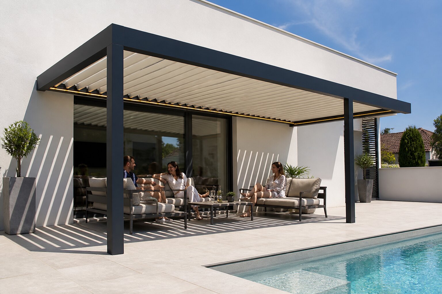Pérgola bioclimática CERCA con lamas orientables entreabiertas dejando pasar la luz
